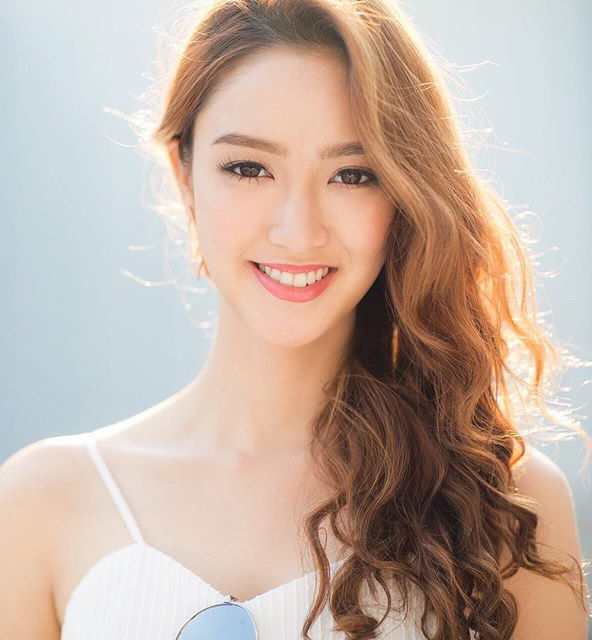 ละคร เหนือพรหมลิขิต 2568 ชั่วพริบตาเดียวที่มิตรภาพต้องพังทลาย รสริน หญิงสาวผู้มุ่งมั่น ได้เรียนรู้ว่าความไว้ใจคือคมมีดที่สามารถแทงข้างหลังได้ลึกที่สุด เมื่อ อินทุอร เพื่อนรักของเธอตัดสินใจหักหลังด้วยการขโมยสูตรครีมที่เปรียบเสมือนชีวิต และหนีไปกับ ธนากร ความฝันของนักดนตรีจึงแปรเปลี่ยนเป็นสมรภูมิแห่งการเอาคืนจากธุรกิจความงาม การแก้แค้นคือเป้าหมายเดียวที่ผลักดันให้เธอสร้างอาณาจักรเครื่องสำอางขึ้นมา ท่ามกลางเกมแห่งอำนาจและการช่วงชิง มีเพียง ชานนท์ ชายผู้ปิดบังตัวตน และ ปลายฟ้า ผู้เข้ามาพัวพันเท่านั้น ที่จะกำหนดบทสรุปของเรื่องราวนี้ เส้นทางที่เต็มไปด้วยความแค้น ความลับ และการไขว่คว้าหาความรัก กำลังจะเริ่มต้นขึ้น 6 12783446 1560996430894347 1332399265 n